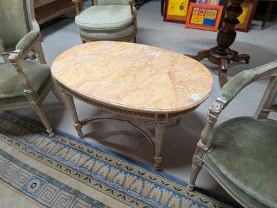 plusieurs chaises et une table dans une pièce dont le sol est recouvert d'un tapis