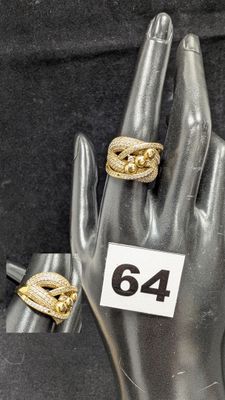 deux bagues en or sur la main d'un mannequin, sur laquelle figure le chiffre 64