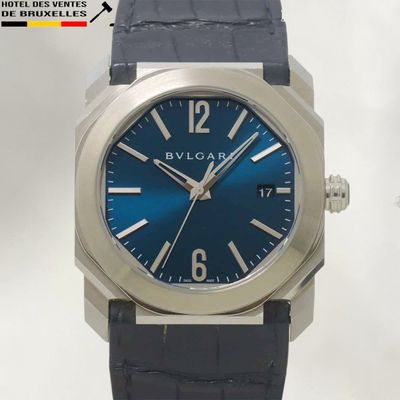 une montre avec un cadran bleu et un bracelet en cuir noir