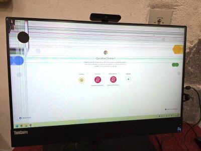 un écran d'ordinateur posé sur un bureau
