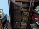 une grande armoire en bois comportant de nombreux tiroirs