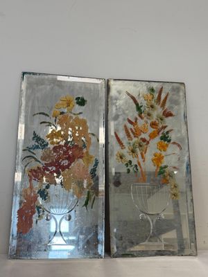 deux miroirs décorés de fleurs, posés sur une étagère