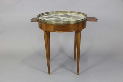 une image représentant une petite table sur laquelle se trouve un plateau