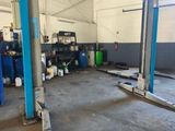 l'image d'un garage contenant de nombreux équipements