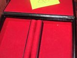 une valise rouge contenant un mot, posée sur une table
