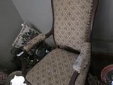 une chaise qui se trouve dans le coin d'une pièce