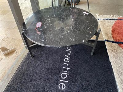 1 Table basse ronde grande en marbre noir.