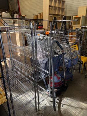 de nombreux chariots entreposés dans un entrepôt