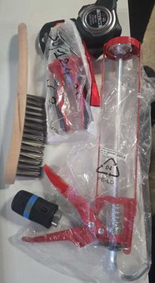le contenu d'une brosse à cheveux, d'une brosse et d'autres articles est emballé dans du plastique