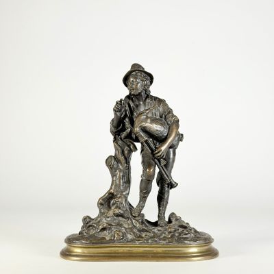 statue en bronze représentant un homme tenant un chien, sur fond blanc