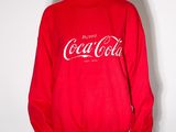 sweat-shirt rouge Coca-Cola sur un mannequin, un mannequin, un mannequin, un mannequin, un mannequin, un mannequin, un mannequin, un mannequin, un mannequin