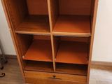 une bibliothèque en bois comportant plusieurs étagères