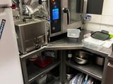 une petite cuisine équipée de nombreux appareils électroménagers