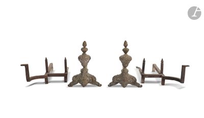 paire de bougeoirs anciens en fonte avec socles en bois