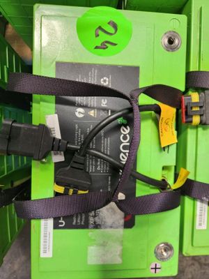 un boîtier vert auquel sont raccordés plusieurs fils