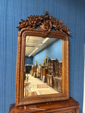 Miroir cadre bois sculpté à décor de coquille déchiquetée, roses 