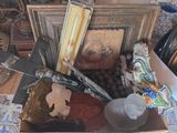 une boîte remplie d'objets assortis posée sur une table