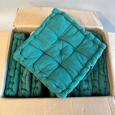 une boîte remplie de couvertures posée sur une table