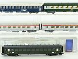 quatre wagons exposés dans une vitrine