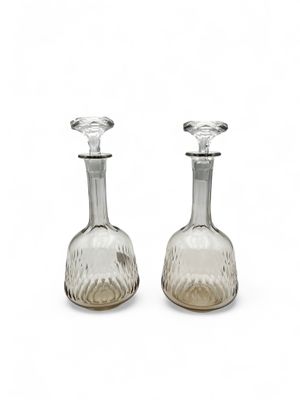 une paire de carafes en verre transparent sur fond blanc