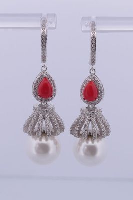 Paire de pendants d'oreilles en argent,perle coiffée d'une c…