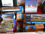 un grand nombre de boîtes posées sur une table