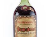 l'image d'une bouteille de vin posée sur une surface blanche