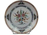 une assiette avec un motif floral sur un support
