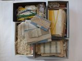 des boîtes remplies d'objets divers posées sur une table blanche