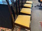 beaucoup de chaises alignées dans la pièce