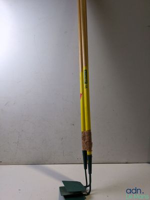 deux crayons posés sur un morceau de bois