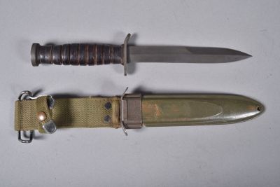 deux couteaux posés l'un à côté de l'autre sur une table