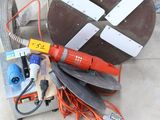 un grand nombre d'outils posés sur le sol