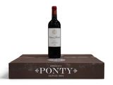 une bouteille de vin posée sur un carton