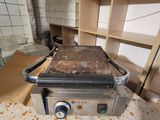 une photo d'un grill professionnel dans une cuisine