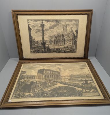 deux reproductions encadrées représentant une vue de ville et un bâtiment