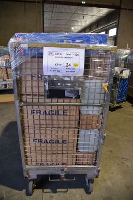 un chariot sur lequel sont posés de nombreux cartons