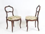 paire de chaises anciennes avec des assises rembourrées à motifs floraux