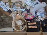 une boîte remplie d'objets hétéroclites posée sur le sol