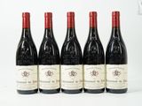 six bouteilles de vin sont alignées sur une surface blanche