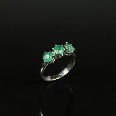 Bague en or gris 750/1000 (18K) ornée en serti-griffes de tr…