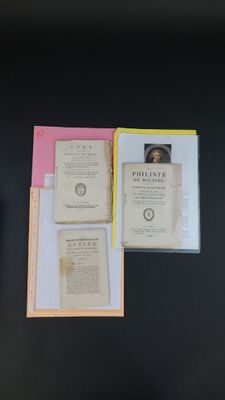 trois livres posés les uns à côté des autres sur une table