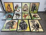 de nombreuses peintures représentant différents types d'animaux, posées à même le sol