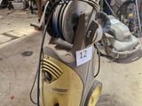 une machine posée sur le sol dans le garage