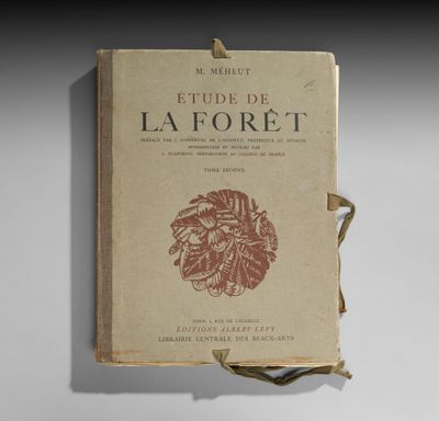 un livre à la couverture marron posé sur une table