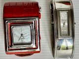 deux montres assises l'une à côté de l'autre sur une table
