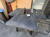 une image représentant une table sur laquelle est posée une scie