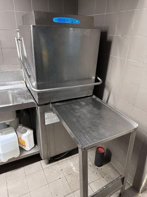 une petite table avec un évier dans une cuisine
