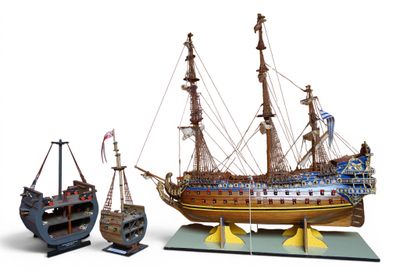 une maquette de bateau pirate exposée à côté d'autres maquettes de bateaux