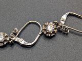 gros plan d'une paire de boucles d'oreilles sur une table
